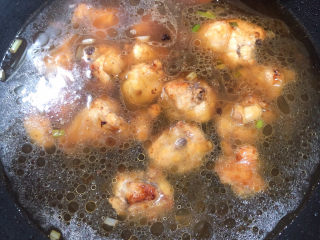 12、杏鲍菇烧鸡块,加入500ml水，烧开锅，盖盖儿慢炖10分钟。