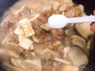 14、杏鲍菇烧鸡块,放入一少盐。盖盖儿继续炖5分钟。