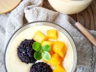 11、芒果黑糯米甜甜——夏日里的清凉甜意,这道黑糯米甜甜，不但清爽可口，适合嘴巴没胃口的时候，更适合口干舌燥的时候饮用，而且还非常的好看，可谓是颜值口感都在线的优质甜品。