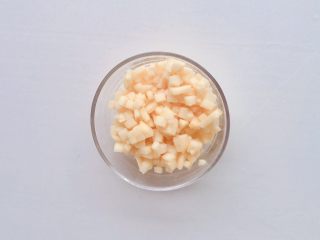 3、#宝宝辅食#苹果派,苹果去皮去核切碎