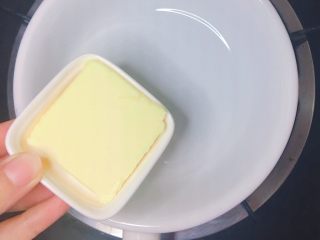 4、#宝宝辅食#苹果派,锅中倒入黄油