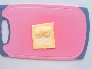 10、#宝宝辅食#苹果派,四边涂上蛋液,另一边用刀划几道