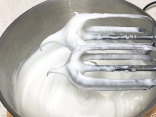 5、咖啡蛋糕卷,再搅打50圈，硬挺的蛋白霜出来了，蛋白也呈现直立的小尖峰。
