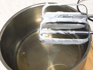 6、咖啡蛋糕卷,玉米油和清水混合，加入盐用打蛋器低速搅拌十几秒。