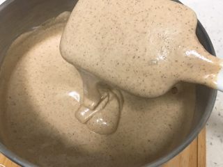 12、咖啡蛋糕卷,继续翻拌50次左右，蛋糕糊就完成了。