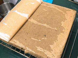 17、咖啡蛋糕卷,掀掉烤盘纸冷却。