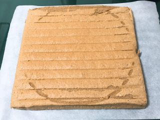 19、咖啡蛋糕卷,蛋糕温热的时候移入烤盘纸中。