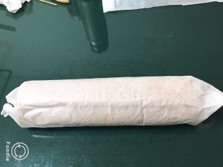 21、咖啡蛋糕卷,顺势卷起来，送入冰箱冷冻一小时定型。