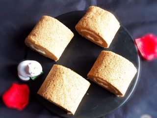 22、咖啡蛋糕卷,细齿刀加热一下切开蛋糕卷。