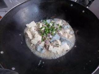 11、双色豆腐煮肉蓉,勾芡，加葱和芝麻。
