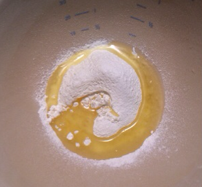 2、拜拜蛋糕,加入色拉油（或无味的玉米油）略微搅拌