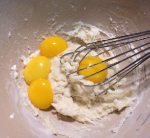 4、拜拜蛋糕,加入蛋黄搅拌均匀