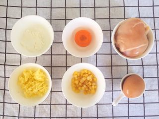 1、宝宝辅食10M➕：奶酪鸡肉肠,准备好所有材料