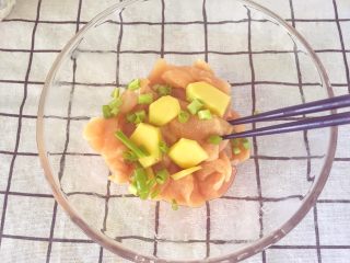 2、宝宝辅食10M➕：奶酪鸡肉肠,将鸡肉切小块，放入姜片和小葱搅拌腌制10分钟祛除腥味