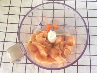 3、宝宝辅食10M➕：奶酪鸡肉肠,取出姜片，将鸡肉块和葱花放入料理机搅打成细腻的鸡肉泥