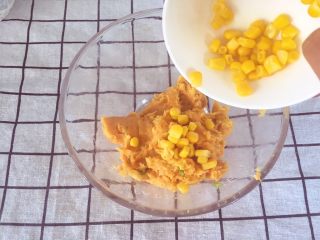 4、宝宝辅食10M➕：奶酪鸡肉肠,在鸡肉泥中加入玉米粒（小月龄宝宝可以将玉米粒放在步骤二中一起搅打，一岁以上宝宝可直接食用）