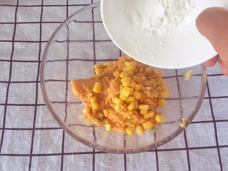 5、宝宝辅食10M➕：奶酪鸡肉肠,加入10克玉米淀粉