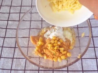 6、宝宝辅食10M➕：奶酪鸡肉肠,加入一个鸡蛋清和20G奶酪