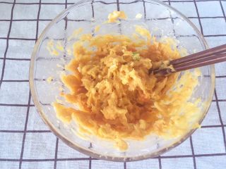 7、宝宝辅食10M➕：奶酪鸡肉肠,充分搅拌至和肉糜相互吸收