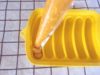 9、宝宝辅食10M➕：奶酪鸡肉肠,把肉泥匀速的挤到模具里