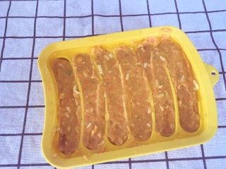 10、宝宝辅食10M➕：奶酪鸡肉肠,冷水上锅，大火蒸20分钟即可