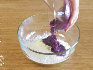 7、9m+小鸡馒头（宝宝辅食）,然后，面粉、奶粉、酵母水都取三分之一，放入紫薯泥~