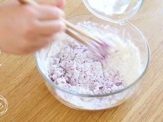 9、9m+小鸡馒头（宝宝辅食）,再加适量温水搅拌成絮状，和成紫薯面团~