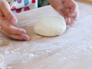 12、9m+小鸡馒头（宝宝辅食）,轻揉面团，把空气排除~