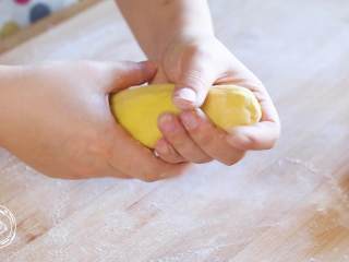 13、9m+小鸡馒头（宝宝辅食）,搓成长条，揪一个小剂子~