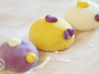 14、9m+小鸡馒头（宝宝辅食）,做出创意卡通造型，留出眼睛的空来~（揪个小心形啦、皇冠啦、猪鼻子啦、维尼熊啦...都可以）