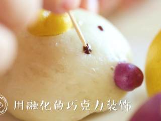 15、9m+小鸡馒头（宝宝辅食）,最后，用隔水融化的巧克力做装饰，画上各种表情的眼睛~