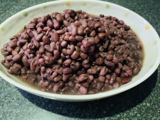 9、山药红豆糕,时间时间到，出锅，红豆水可以喝，留下熟红豆