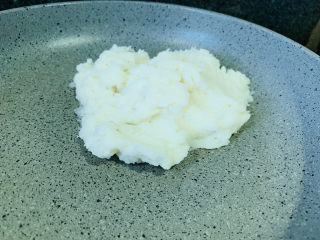 11、山药红豆糕,山药泥放入锅