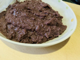 10、山药红豆糕,放入搅拌机，搅拌成红豆泥