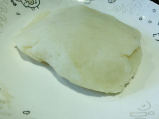 14、山药红豆糕,出锅，装盘，用保鲜膜先盖住