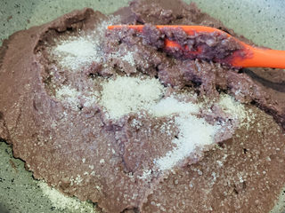 15、山药红豆糕,红豆泥放入锅内，加白糖，加食用油