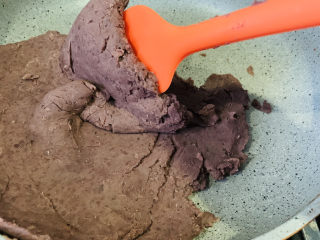 17、山药红豆糕,不断翻炒，容易成型，即出锅，装盘里