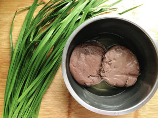 1、韭菜炒鸭血,食材如图，所示示意。（隔着屏幕吐槽一下，韭菜比鸭血还贵……）