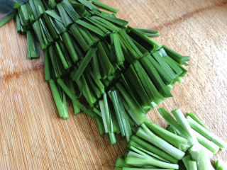 3、韭菜炒鸭血,切成小段备用。