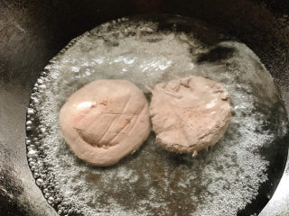 5、韭菜炒鸭血,将鸭血放入煮至，这一步不仅有助于鸭血定型入味，还可去除鸭血异味。