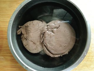 6、韭菜炒鸭血,然后入凉水浸泡一会儿，保持嫩滑弹性口感。