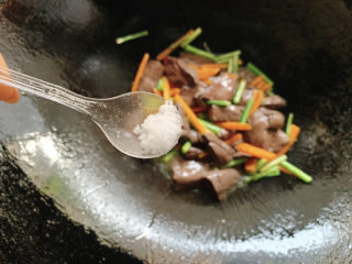 11、韭菜炒鸭血,加少许盐调味。