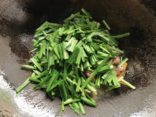 13、韭菜炒鸭血,然后放入韭菜，继续翻炒。