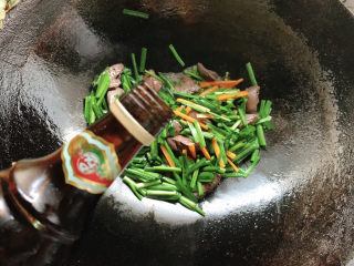 14、韭菜炒鸭血,最后加料酒在爆炒一下～