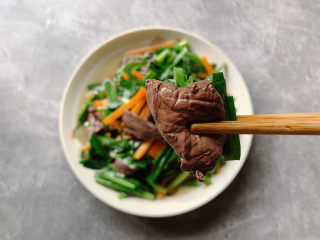 16、韭菜炒鸭血,嫩滑清爽的鸭血，你要不要来一块啊～