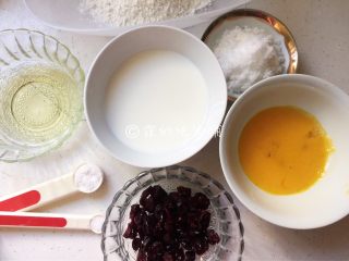 1、蔓越莓马芬  简单到极致的小白蛋糕,食材。