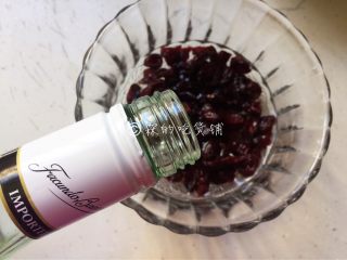 2、蔓越莓马芬  简单到极致的小白蛋糕,蔓越莓可以先用朗姆酒或凉白开浸泡一会儿，当然，不泡也可以，但个人感觉泡过的会更好吃些，尤其是朗姆酒泡的。