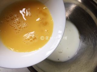 6、蔓越莓马芬  简单到极致的小白蛋糕,倒入牛奶糊中，搅拌均匀。