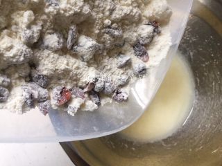 11、蔓越莓马芬  简单到极致的小白蛋糕,最后，把混和均匀的蔓越莓混合粉，倒入牛奶糊中。