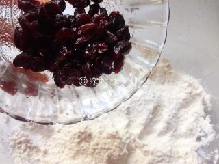 10、蔓越莓马芬  简单到极致的小白蛋糕,随后把浸泡好的，滴干水分的蔓越莓倒入，混合均匀。